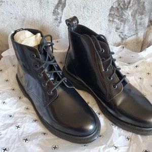 NWT Emmaline boot by Dr Martens - Size 7 US